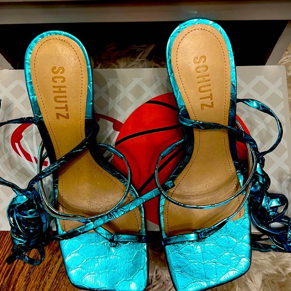 Brand new! Currently cleaning out my closet to make space